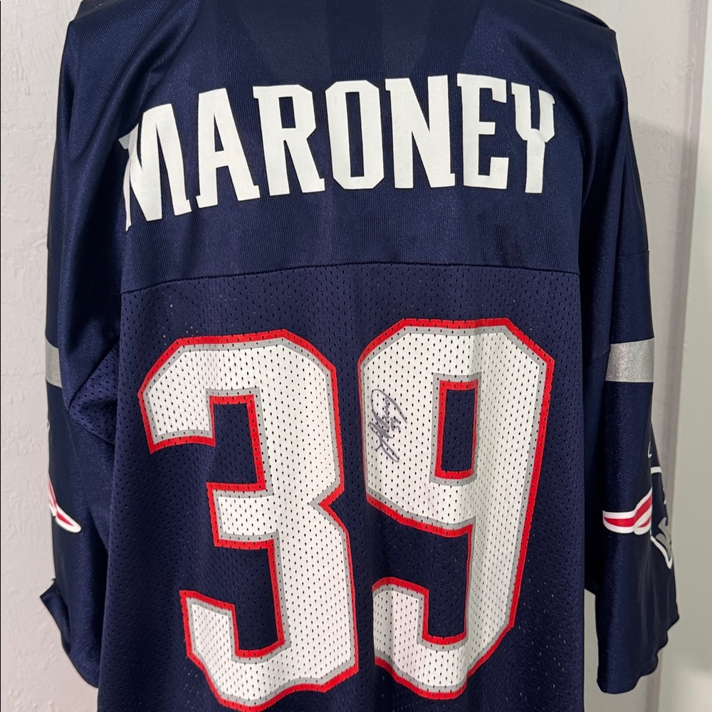 SIGNED Laurence Mahoney NFL New England Patriots Display Jersey XL.